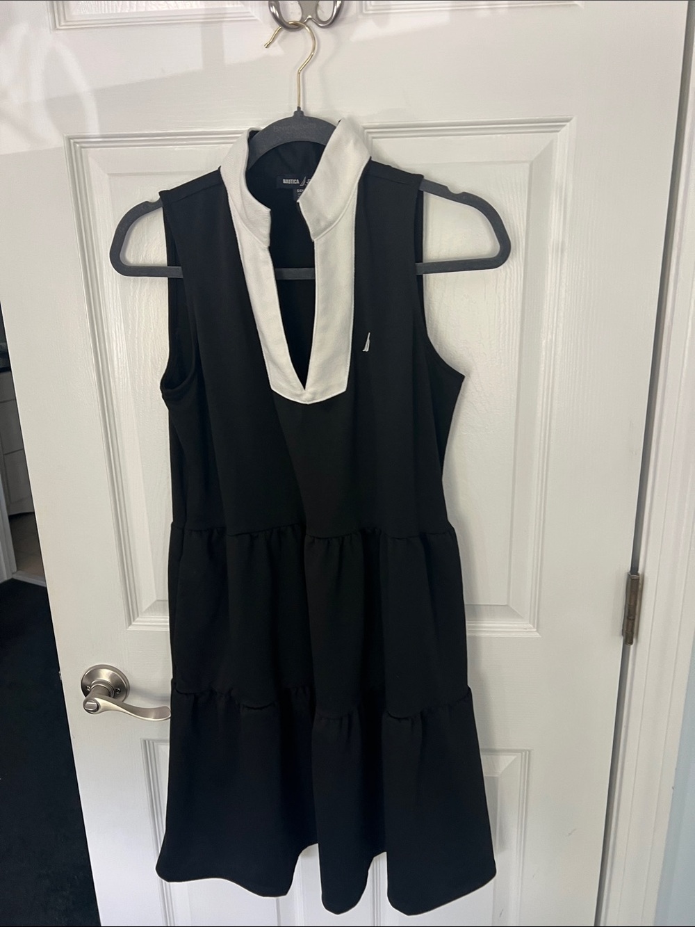 Nautica Polyester Black & White sleeveless summer dress, small but fits a medium